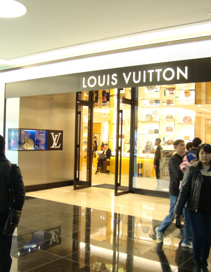 LOUIS VUITTON Almatı